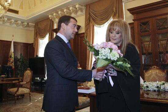 Д.Медведев поздравил А.Пугачеву с днем рождения