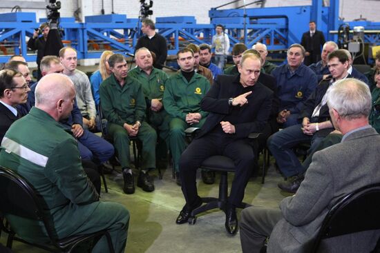 В. Путин посетил вагоностроительный завод в Твери