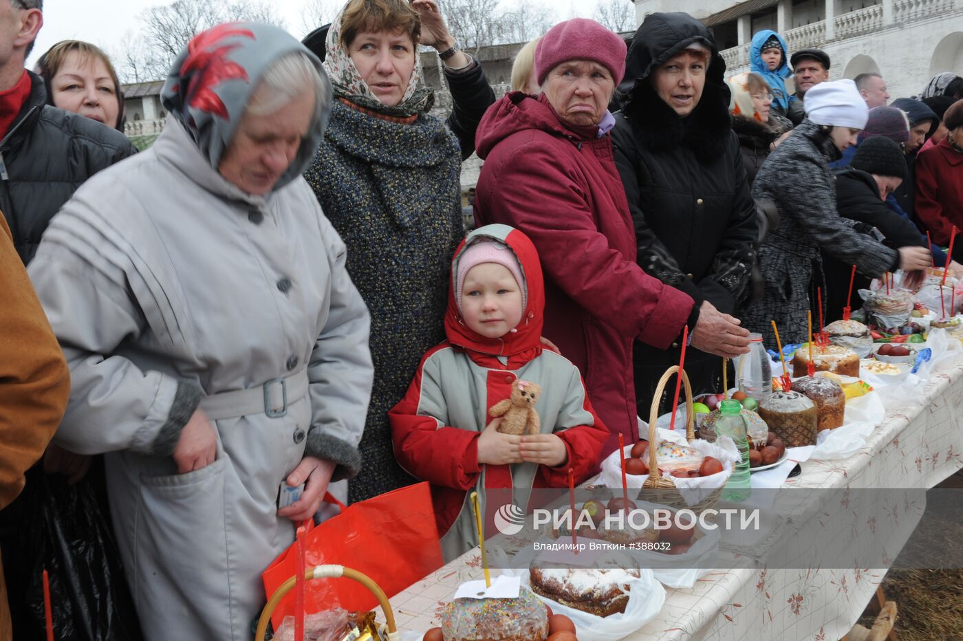 Освящение пасхальных куличей в Новоиерусалимском монастыре