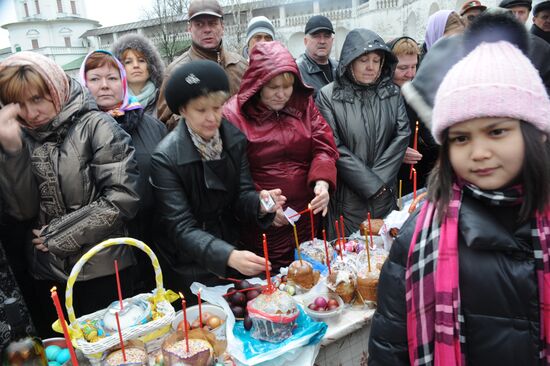 Освящение пасхальных куличей в Новоиерусалимском монастыре