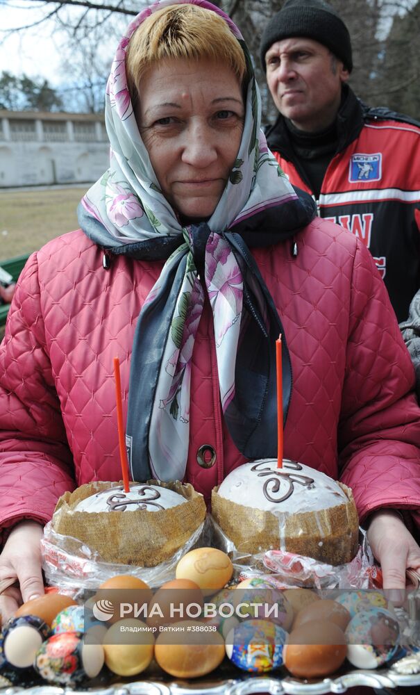 Освящение пасхальных куличей в Новоиерусалимском монастыре