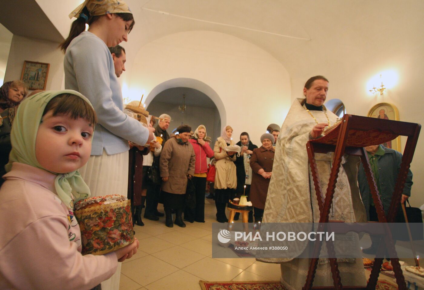Утренняя служба и освящение куличей во Владимире