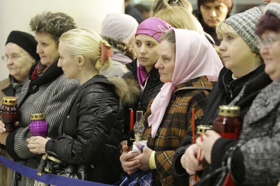 Верующие в аэропорту "Внуково-1"
