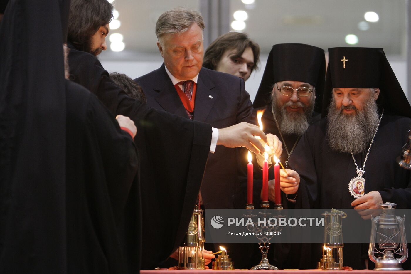 Благодатный огонь из Иерусалима доставлен в Москву