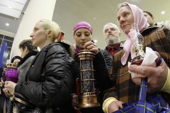 Верующие в аэропорту "Внуково-1"