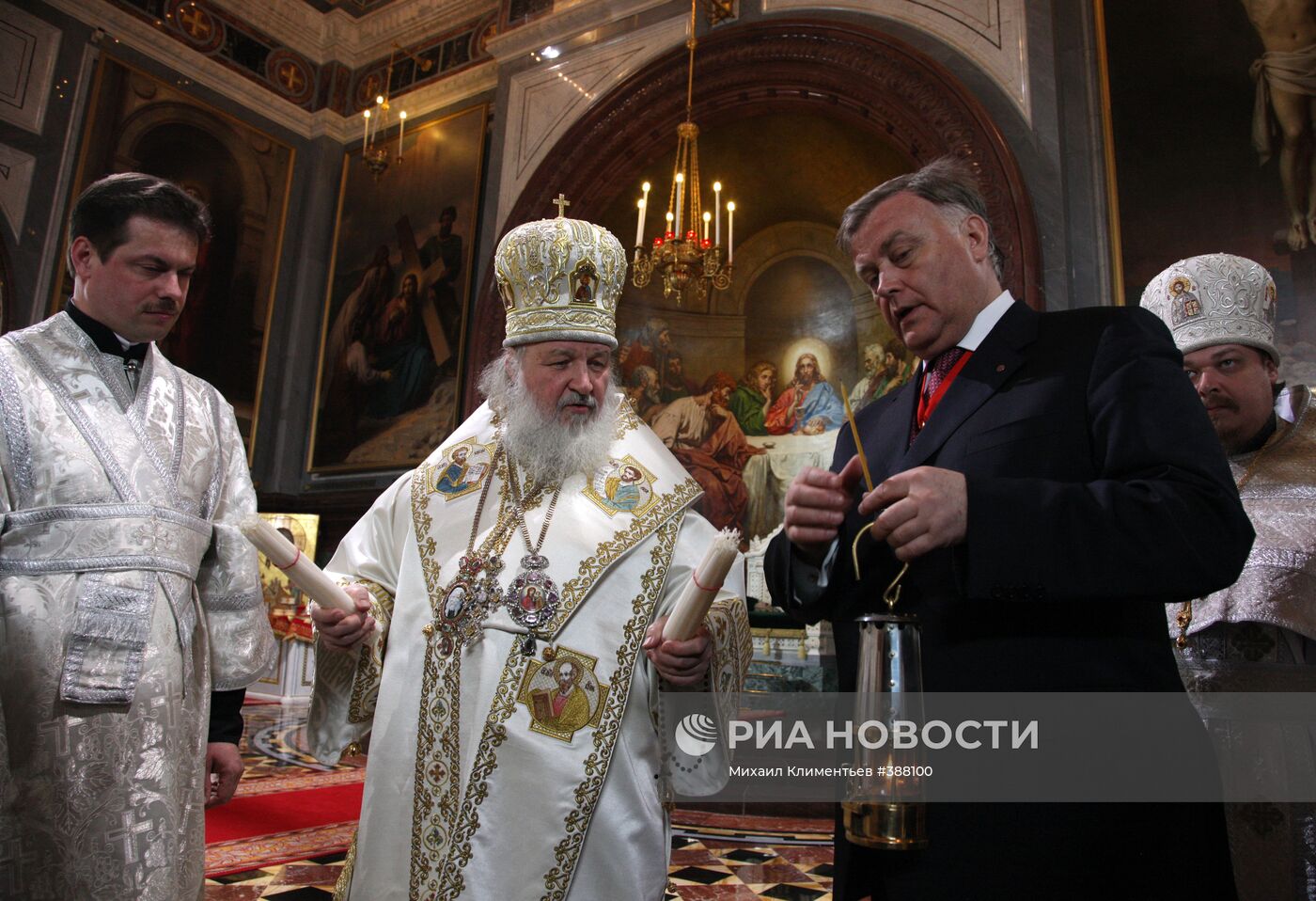 Пасхальное богослужение в храме Христа Спасителя в Москве