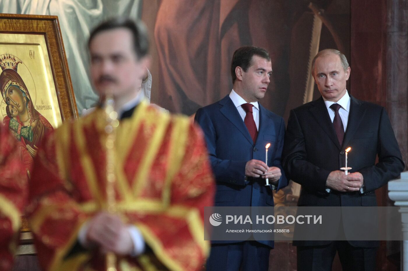 В.Путин и Д.Медведев в храме Христа Спасителя в Москве