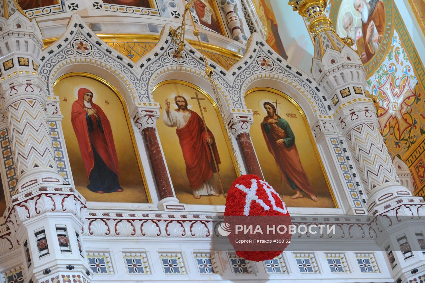 Пасхальное богослужение в храме Христа Спасителя в Москве