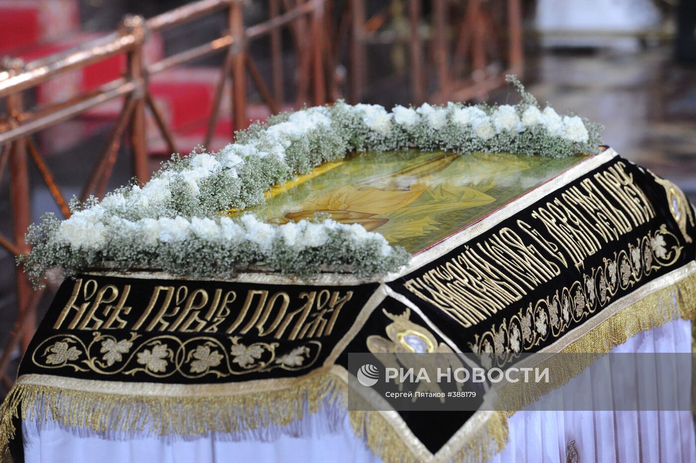 Пасхальное богослужение в храме Христа Спасителя в Москве