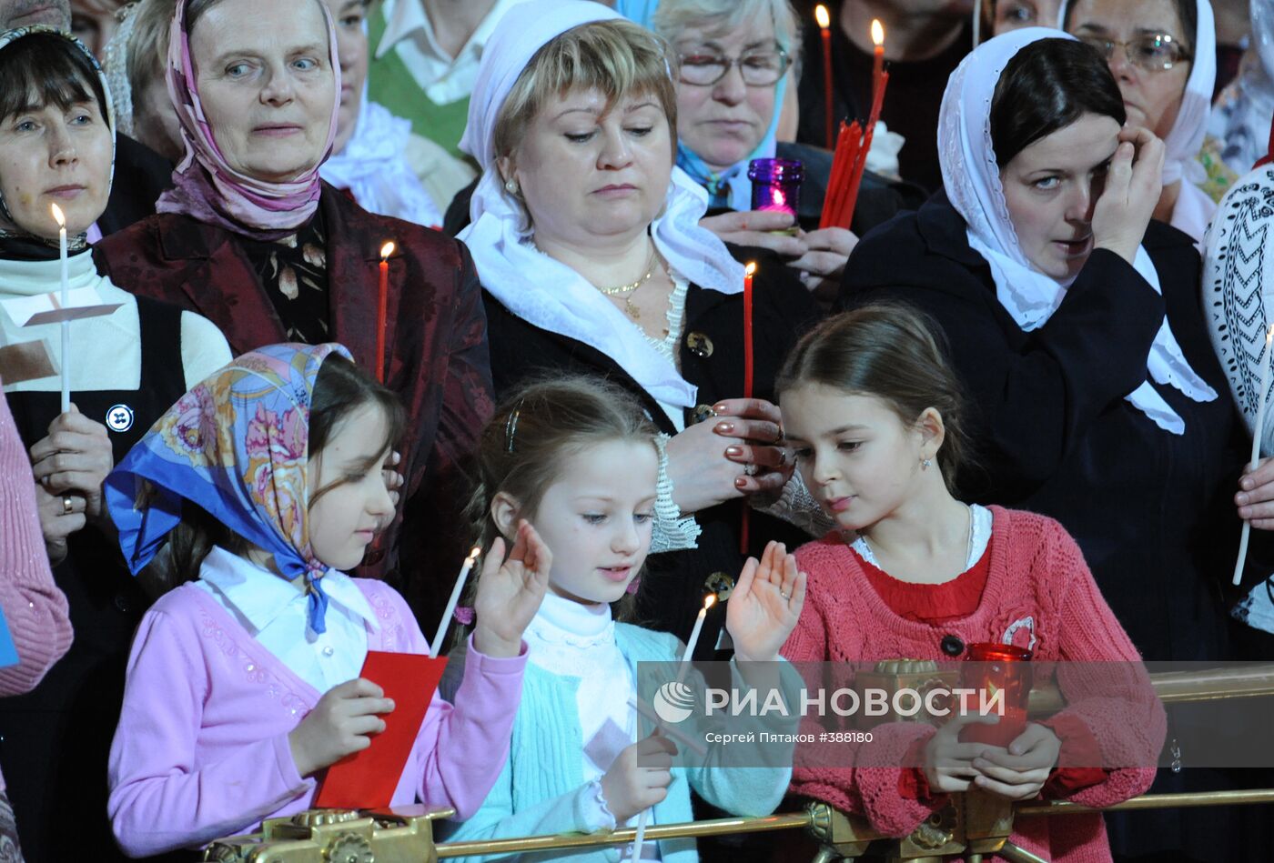 Пасхальное богослужение в храме Христа Спасителя в Москве