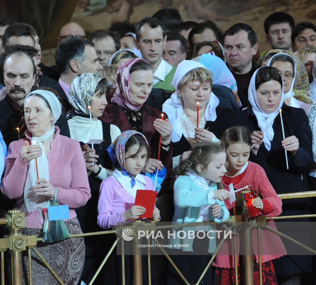 Пасхальное богослужение в храме Христа Спасителя в Москве