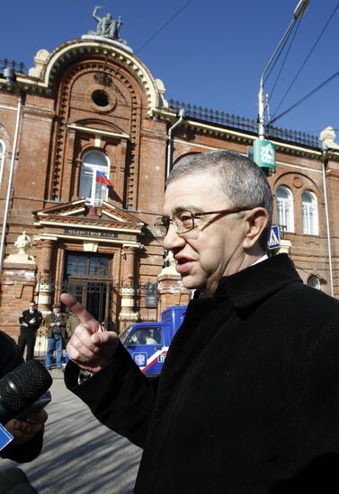 Экс-мэр Томска А.Макаров прибыл на слушания в областном суде