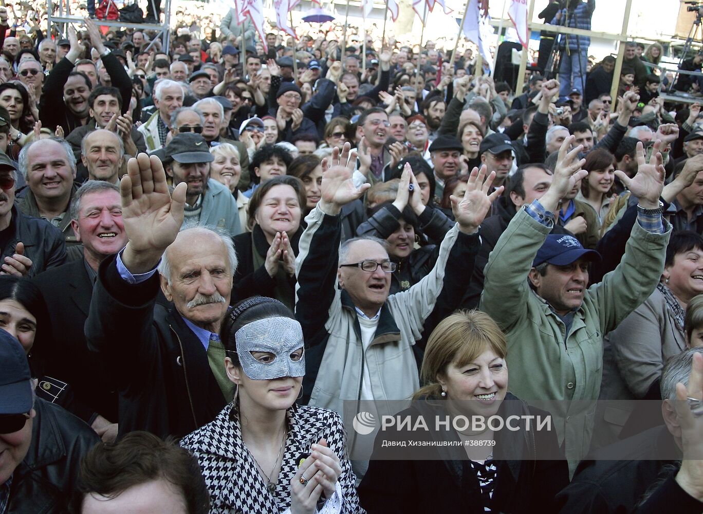 В Тбилиси возобновились массовые митинги оппозиции