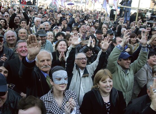 В Тбилиси возобновились массовые митинги оппозиции