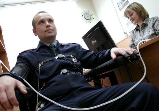 Милиционеры Ростовской области проходят проверку на полиграфе