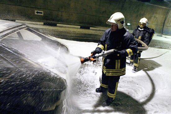 Учения пожарных и спасателей МЧС в Лефортовском тоннеле
