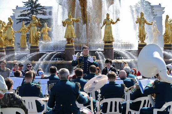 На ВВЦ открылся после ремонтных работ фонтан "Дружба народов"