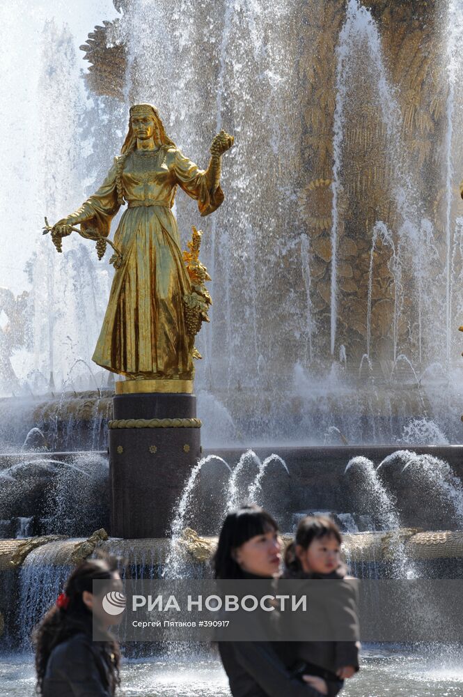 На ВВЦ открылся после ремонтных работ фонтан "Дружба народов"