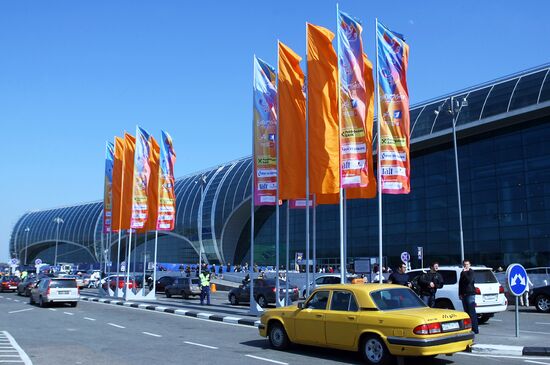 Первые участники "Евровидения" прибыли в аэропорт "Домодедово"