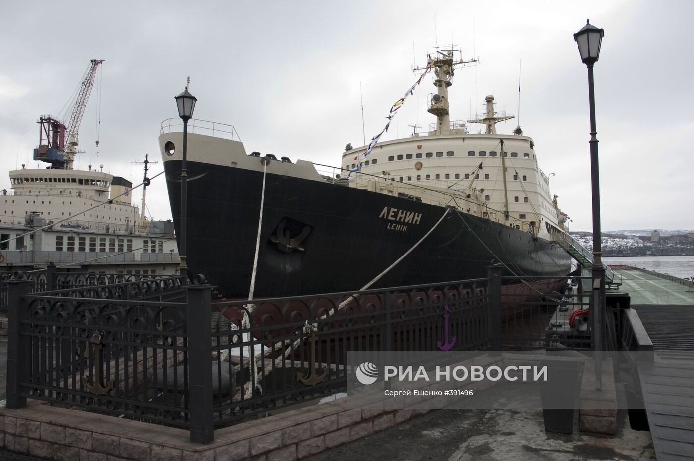 Атомный ледокол "Ленин" встал на место вечной стоянки