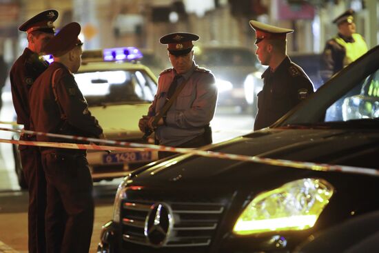 "Мерседес" расстрелян в центре Москвы, водитель погиб