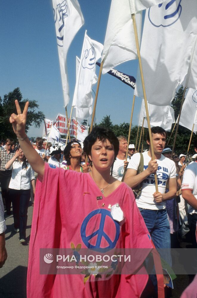 Участники "Марша Мира-82" в Ленинграде