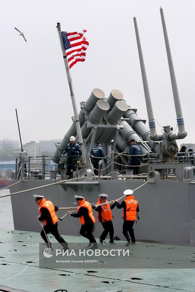 Визит ракетного крейсера ВМС США "Каупенс" во Владивосток