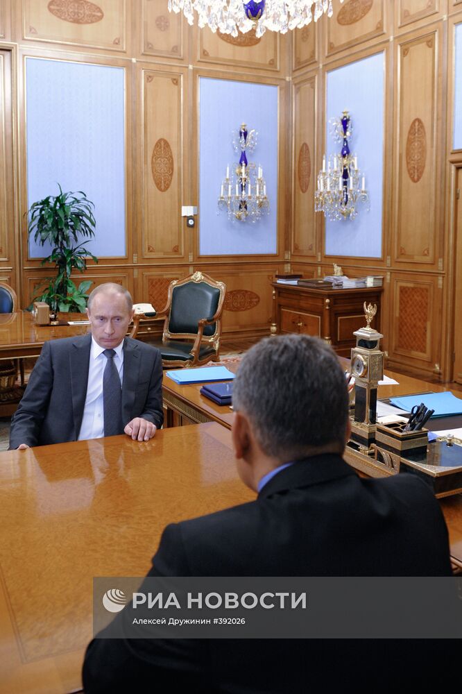 Премьер-министр РФ В.Путин провел рабочую встречу с С.Шойгу