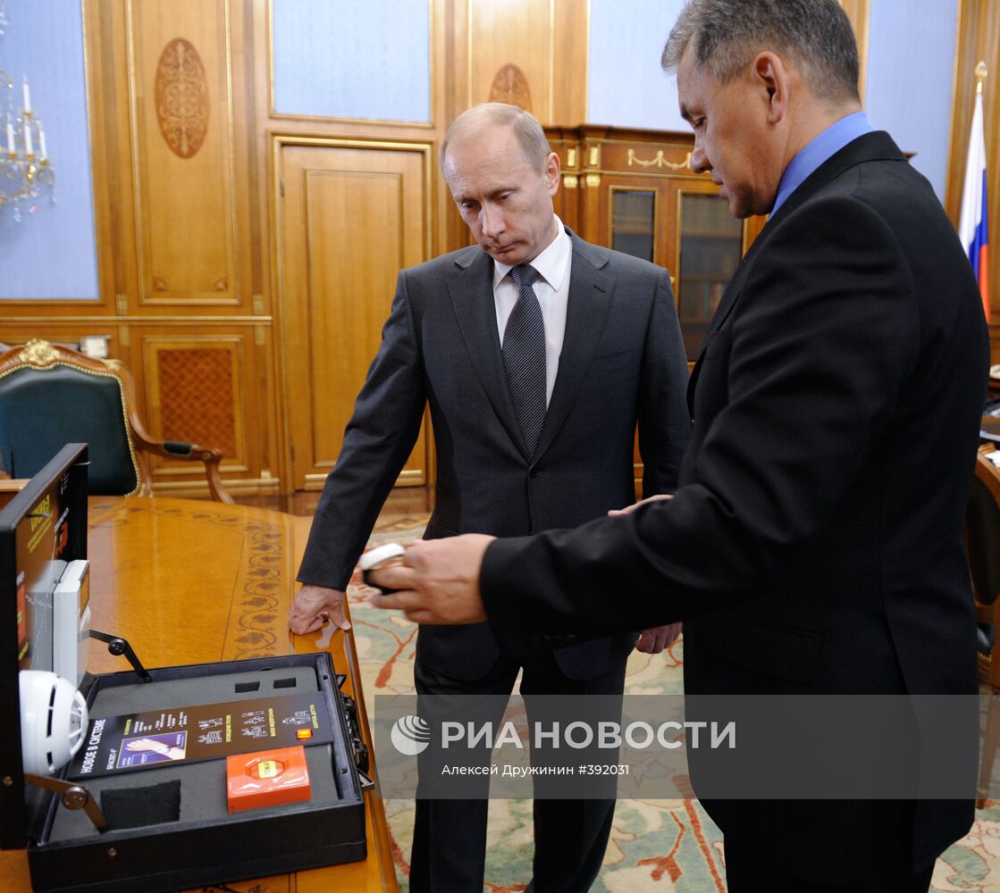Премьер-министр РФ В.Путин провел рабочую встречу с С.Шойгу