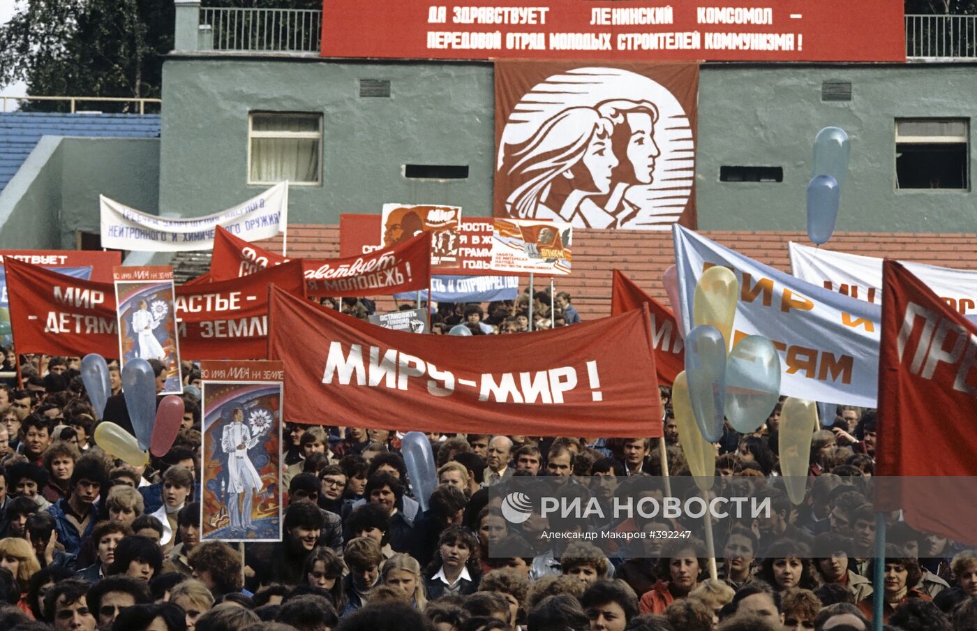 Участники антивоенного митинга в Москве