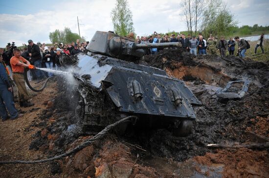 Подьем танка Т-34 времен ВОВ в Псковской области