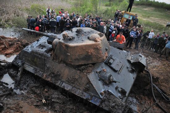Подьем танка Т-34 времен ВОВ в Псковской области