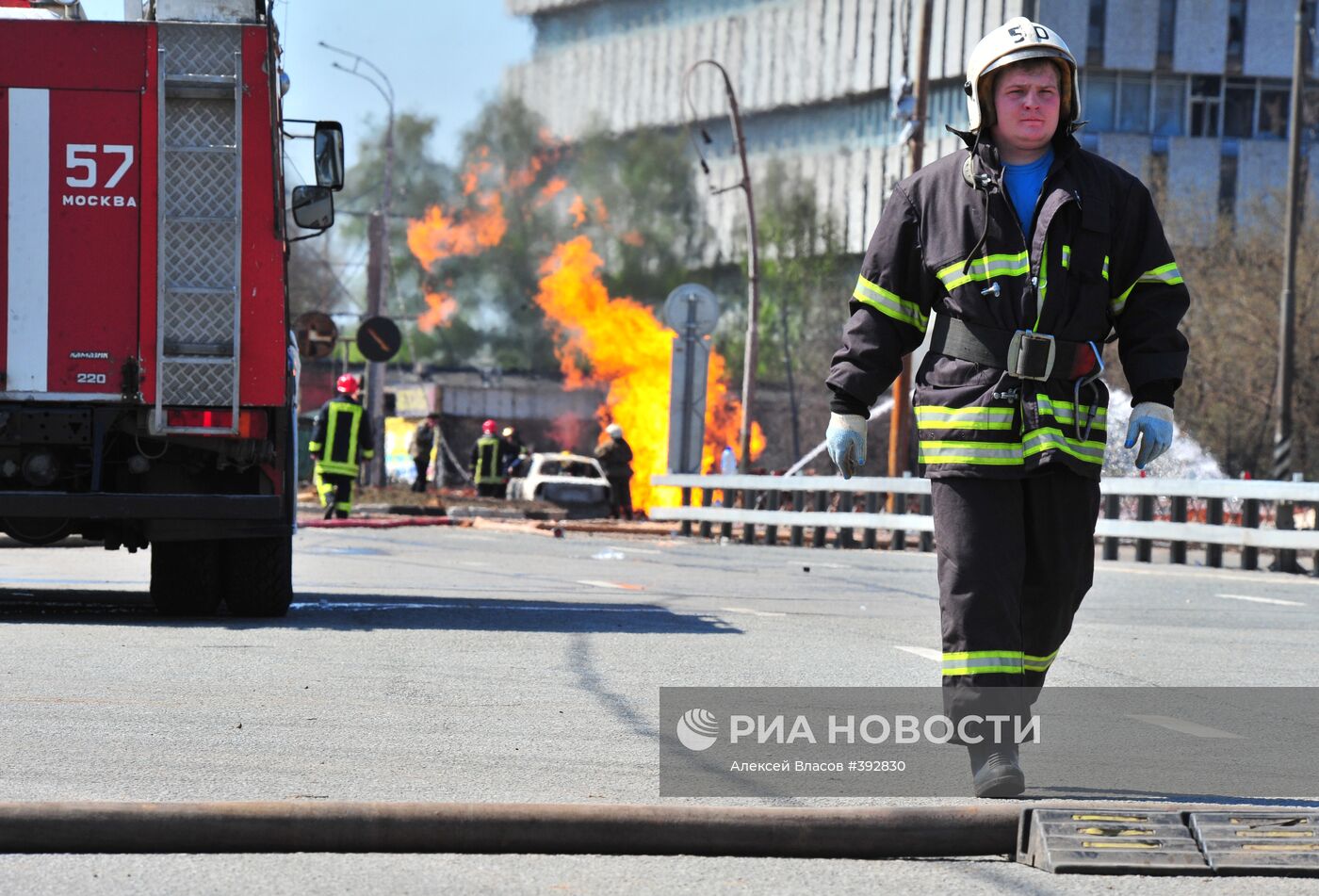Продолжается ликвидация пожара на западе Москвы