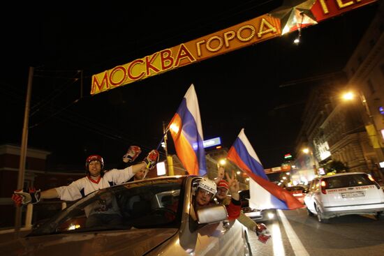 Российские болельщики в центре Москвы празднуют победу