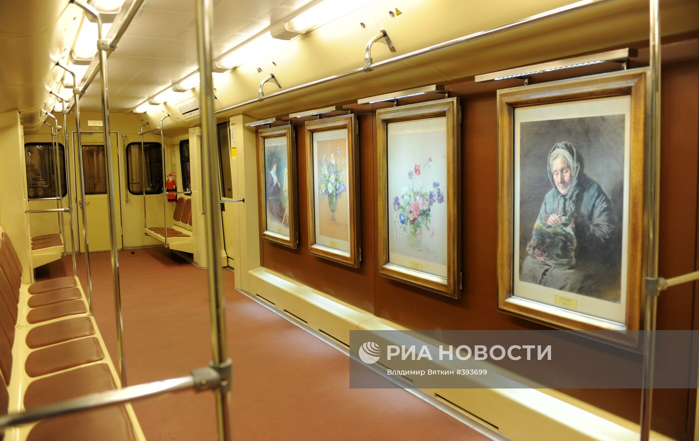 Поезд "Акварель" с новой картинной галереей запущен в метро