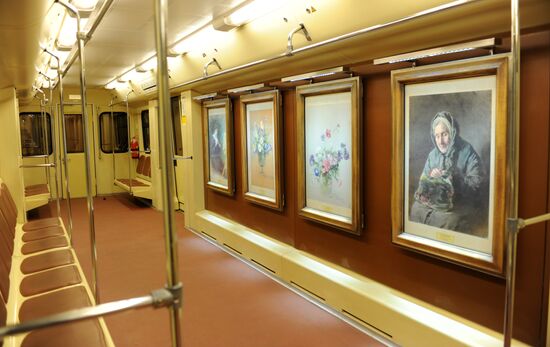 Поезд "Акварель" с новой картинной галереей запущен в метро