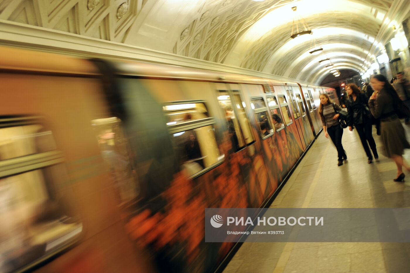 Поезд "Акварель" с новой картинной галереей запущен в метро