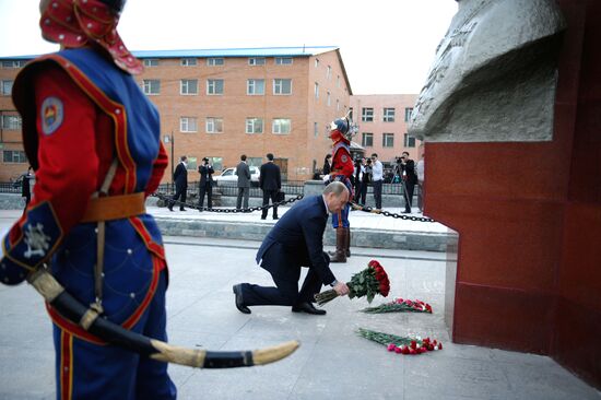 В. Путин возложил цветы к памятнику Г. Жукову в Улан-Баторе