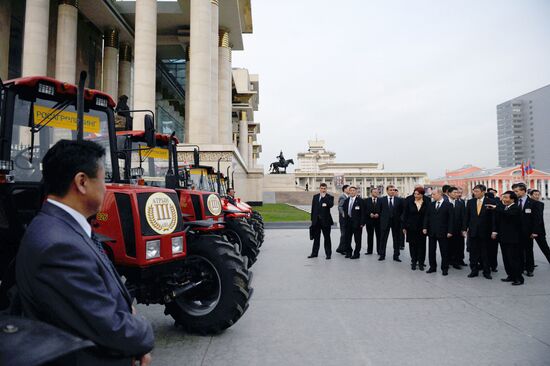 В. Путин осмотрел выставку сельхозтехники в Улан-Баторе
