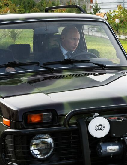В.Путин за рулем внедорожника "Нива" в Сочи