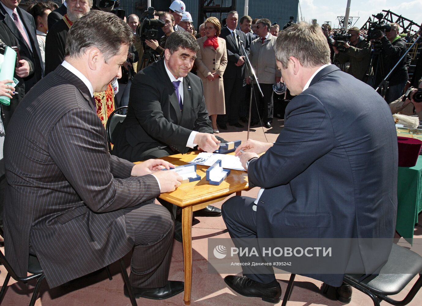 Закладка первой плавучей АЭС состоялось в Санкт-Петербурге