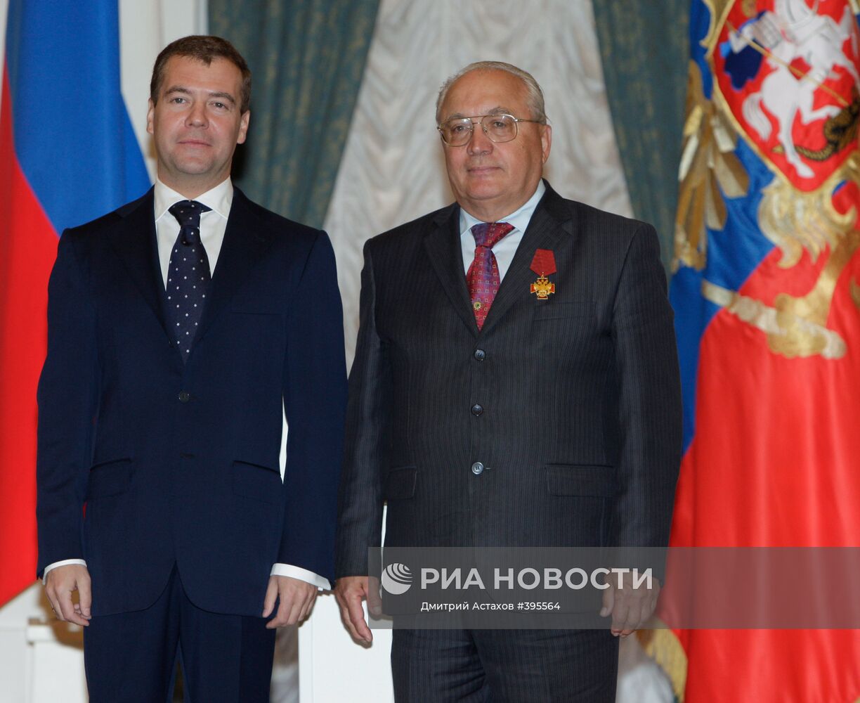 Президент России Дмитрий Медведев вручил государственные награды