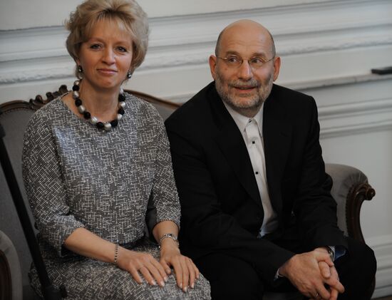 Борис Акунин (Григорий Чхартишвили) с супругой