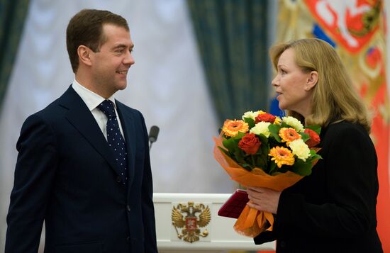 Президент России Дмитрий Медведев вручил государственные награды