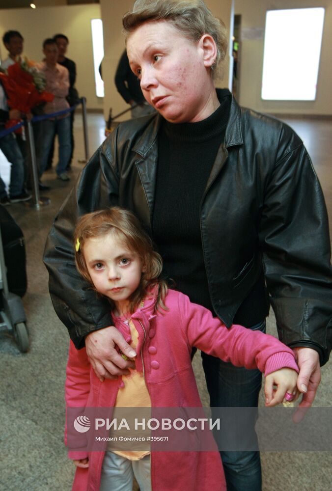 Наталья Зарубина с дочерью Александрой прилетела в Москву
