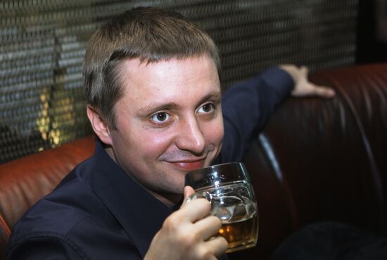 Артем Михалков на вечеринке в ресторане "Жигули"