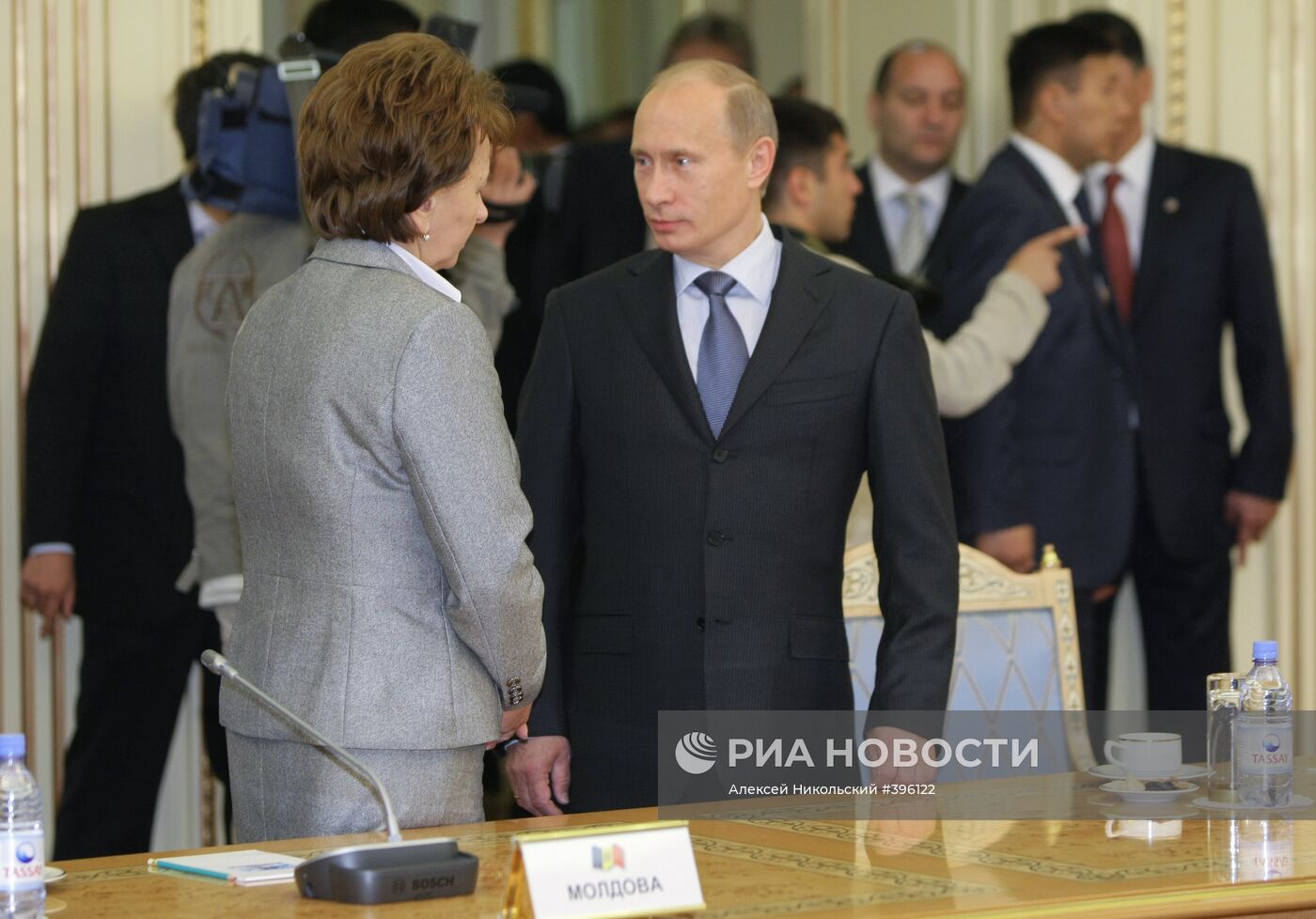 В. Путин на встрече глав делегаций стран СНГ с Н. Назарбаевым
