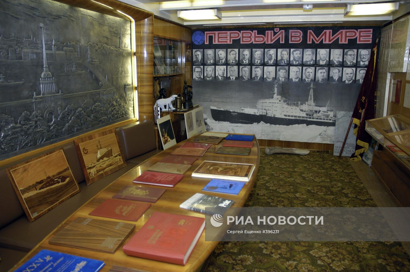 Атомный ледокол "Ленин" на месте вечной стоянки