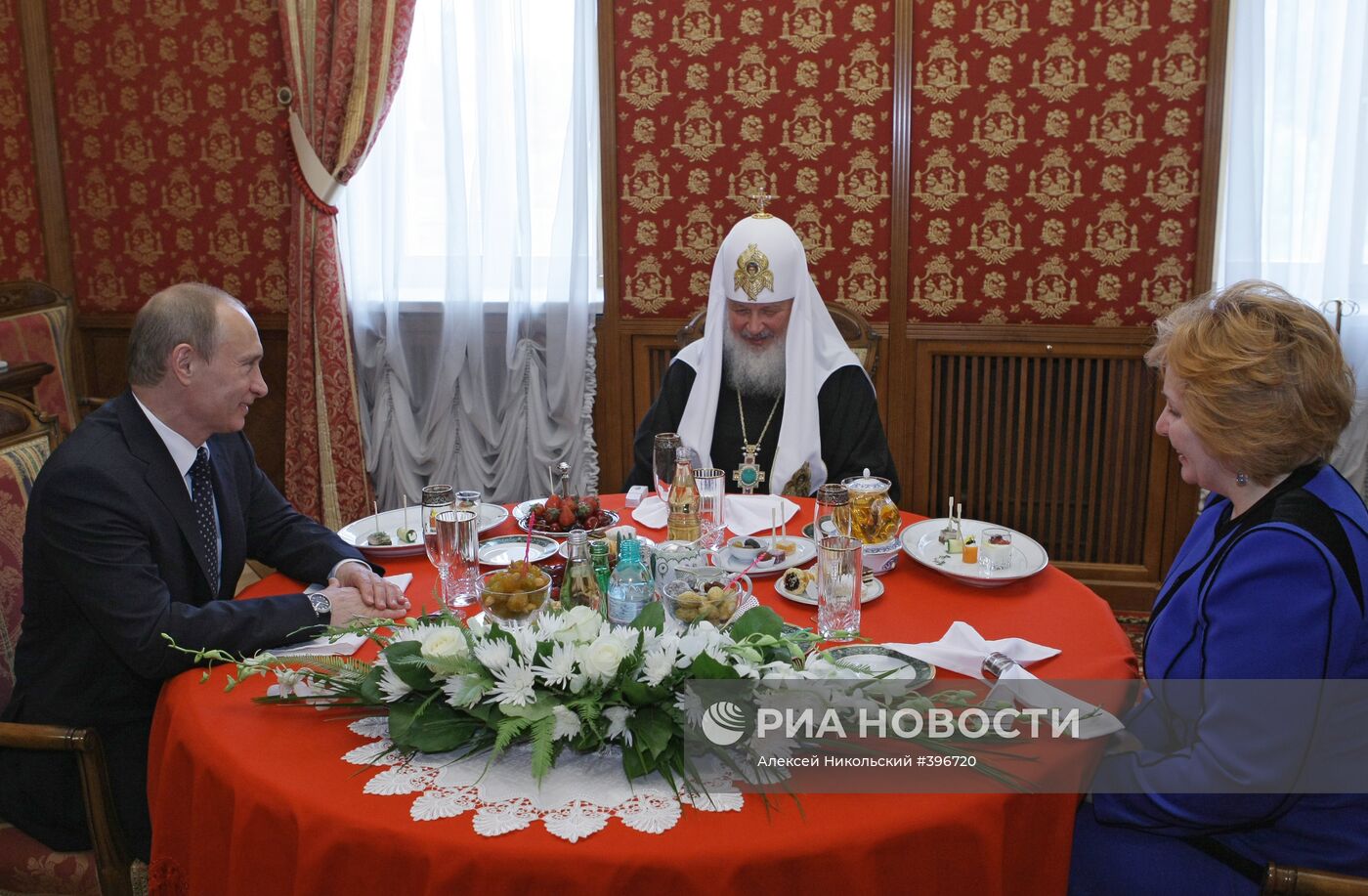 В.Путин поздравил Патриарха Кирилла с Днем тезоименитства