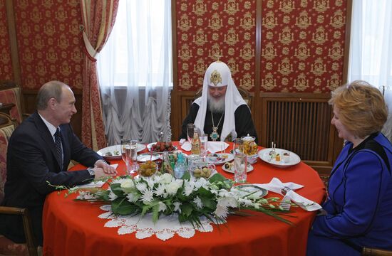 В.Путин поздравил Патриарха Кирилла с Днем тезоименитства